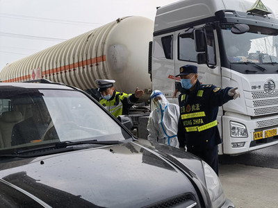 徐州交警堅(jiān)守一線，筑牢防疫“安全墻”保障道路貨物運(yùn)輸安全暢通